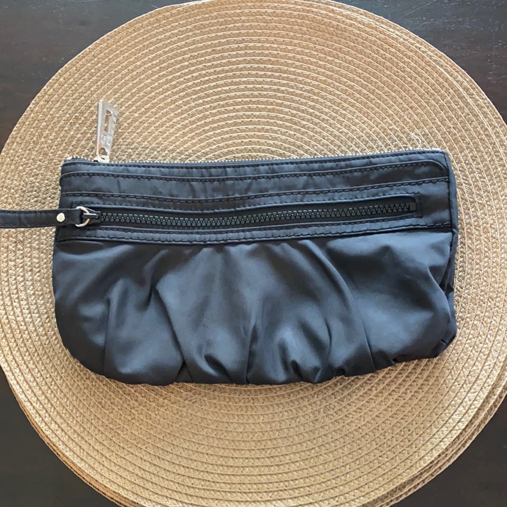 Lululemon travel pooch red and black no belt